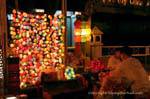 Commercio multicolore, Wat Phra Singh, Chiang Mai, La Tailandia.