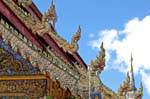Draghi alla fine del tetto, Wat Phra Singh, Chiang Mai, La Tailandia.