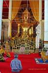 All'interno del Viharn Luang, il Wat Phra Singh, Chiang Mai, La Tailandia.