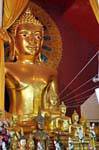 Immagine del 15 ° secolo il Buddha, Wat Phra Singh, Chiang Mai, La Tailandia.