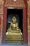 Golden Buddha nicchia, Wat Phra Singh, Chiang Mai, La Tailandia.