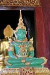 Primo piano del Buddha di Smeraldo, il Wat Phra Singh, Chiang Mai, La Tailandia.