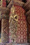 Oro statua pregando, Wat Phra Singh, Chiang Mai, La Tailandia.