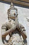 Statua della base della biblioteca del tempio Ho Trai, Wat Phra Singh, Chiang Mai, La Tailandia.