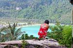 Ragazza ammirando Lodalum Bay, Koh Phi Phi, La Tailandia.