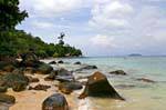 Rocce alla fine della spiaggia Hin Khom Koh Phi Phi, La Tailandia.