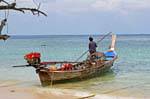 Partenza per la pesca, Koh Phi Phi, La Tailandia.