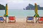 Sedie a sdraio sulla spiaggia, Koh Phi Phi, La Tailandia.
