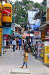 Una via del villaggio Tonsai, Koh Phi Phi, La Tailandia.