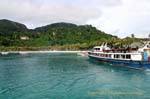 Arrivo della barca turistica, Koh Phi Phi, La Tailandia.