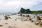 Bassa marea sulla Hin Khom Beach, Koh Phi Phi, La Tailandia.