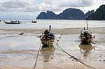 Barche a Tonsai Bay con la bassa marea, Koh Phi Phi, La Tailandia.