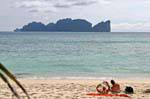 Turisti sulla spiaggia, Koh Phi Phi, La Tailandia.