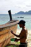 Manutenzione della barca, Koh Phi Phi, La Tailandia.