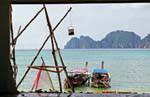 Le lunghe code di attesa barche, Koh Phi Phi, La Tailandia.