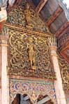 La parte anteriore della facciata di San Viharn Phra Sila, il Wat Phra That Lampang Luang, La Tailandia.