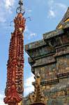 Totem nei pressi del chedi, Wat Phra That Lampang Luang, La Tailandia.