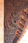 In legno intagliato Naga, il Wat Phra That Lampang Luang, La Tailandia.