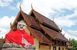 Bizarre Buddha sul retro della Viharn Nam Tam, il Wat Phra That Lampang Luang, La Tailandia.