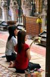 Giovani donne in preghiera, il Wat Phra That Lampang Luang, La Tailandia.