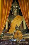 Primo piano su bhumisparsha mudra buddha, Wat Phra That Lampang Luang, La Tailandia.