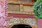 Particolare della facciata di Viharn Phra Put, il Wat Phra That Lampang Luang, La Tailandia.