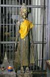 Buddha in piedi davanti a una porta, il Wat Phra That Lampang Luang, La Tailandia.