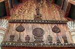 Thewada una figura in piedi su una capra, scultura lignea, il Wat Phra That Lampang Luang, La Tailandia.