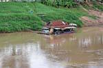 Floating case di Nan River, Phitsanulok, La Tailandia.