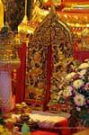 Decorazioni ai piedi del Buddha Chinnarat, Phra Sri Rattana Mahathat Wat, Phitsanulok, La Tailandia.