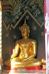 Buddha nella postura della sconfitta Mara, Wat Phra Si Rattana Mahathat, Phitsanulok, La Tailandia.