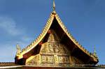 Sopra l'ingresso al bot, Wat Phra Si Rattana Mahathat, Phitsanulok, La Tailandia.