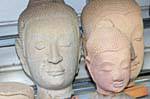 Teste con gli occhi chiusi, Phra Sri Rattana Mahathat Wat, Phitsanulok, La Tailandia.