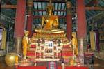 L'altare del Grande Budda di Wat Ratburana, Phitsanulok, La Tailandia.
