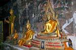 Wat Ratburana, Buddha e dipinti antichi degradati, Phitsanulok, La Tailandia.