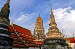 Prang, tetti e stupa di Wat Phra Sri Rattana Mahathat, Phitsanulok, La Tailandia.