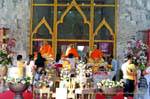 Statue riempiti con foglia d'oro, Wat Chalong, Phuket, La Tailandia.