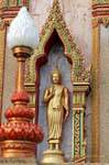 Standing Buddha nicchia in Wat Chalong, Phuket, La Tailandia.