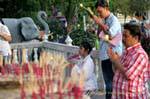 Thais pregare a Wat Chalong a Phuket, La Tailandia.