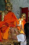 Luang Pho Chaem e Luang Pho Chuang nel viharn Wat Chalong, Phuket, La Tailandia.