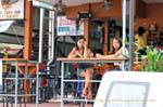 Ragazze in attesa di clienti, Patong, Phuket, La Tailandia.