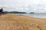 La grande spiaggia di sabbia di Patong, Phuket, La Tailandia.