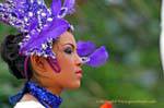 La donna con piume viola, Festival Patong, Phuket, La Tailandia.