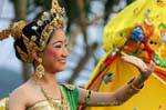 Gioco mano della danzatrice, Festival Patong, Phuket, La Tailandia.