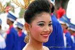 Sorriso e orecchini, Festival Patong, Phuket, La Tailandia.