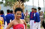 Bel maschio sullo sfondo, Festival Patong, Phuket, La Tailandia.