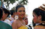 Ragazza con i fiori e collana, Festival Patong, Phuket, La Tailandia.
