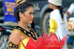 Ragazza loto rosso Festival Patong, Phuket, La Tailandia.