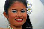 Ragazza con il fiore di frangipani, Festival Patong, Phuket, La Tailandia.