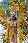 La ragazza con il piumaggio d'oro del Festival di Patong, Phuket, La Tailandia.